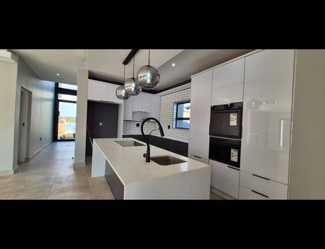 4 BEDROOM HOUSE FOR SALE IN FOUNTAINBROOK ESTATE